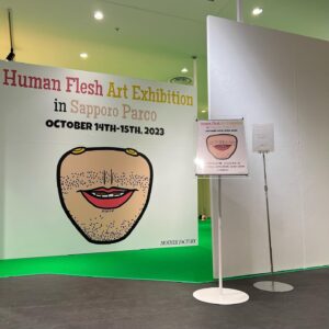 doooo Instagram - "Human Flesh Art Exhibition in Sapporo PARCO"
October 14th-15th, 2023

『人肉アイテム展 in 札幌PARCO』ありがとうございました。遊びに来てくれた皆さんとお話できたり、屋上でDJしたりとても楽しかったです。
ROOFTOP DJ PARTYに出演していたtofubeatsくん、PARKGOLFくん、BUDDHAHOUSEさん、%Cくん、chelmicoのお二人も遊びに来てくれました。ライブ中に展示の事もお話して頂き感謝です。
皆さまありがとうございました。
