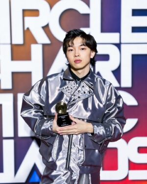 imase Instagram - CCMAありがとうございましたっ！！！✌️
おきゃわいいトロフィーもらったぜいっ！🏆
来年もアワードを頂けるよう今年一年気合い入れて頑張っていきます！！応援よろしくお願いします！