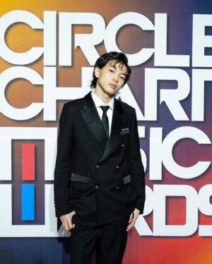 imase Instagram - CCMAありがとうございましたっ！！！✌️
おきゃわいいトロフィーもらったぜいっ！🏆
来年もアワードを頂けるよう今年一年気合い入れて頑張っていきます！！応援よろしくお願いします！
