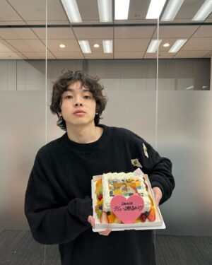 imase Instagram - なんと今日はメジャーデビュー2周年の日でございやすっ！！！🍰

あっという間の2周年でしたが、濃密すぎて5年ぐらいに感じるぜ、、、

3年目突入ということで、もっとimaseを知ってもらえるように楽曲制作、ライブ活動に励むぜいっ！！！🙌

更に加速していくimaseをこれからもよろしくぅっ！！！