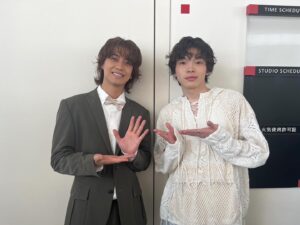 imase Instagram - King & Princeの髙橋海人さんと
#キントレ 収録終わりに写真を撮らせて頂きました！

アルバムもお渡しできて嬉しかったです！✌️
自分の活動初期から知って下さっていてびっくりしました！本当に光栄です！そしていつかコラボもしたいです！

#KingandPrince
#imase #ど大阪ロール #えびせん