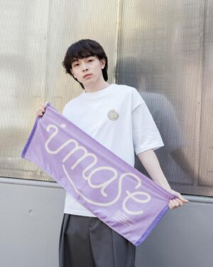imase Instagram - 本日もグッズ写真を公開しまっす！！🙌

imase LOGO TOWEL PURPLE/PINK

Shiki MUG

Shiki RUBBER BAND SPRING/WINTER

ロゴタオルは新色！！🌸🍇

マグカップは落ち着いたカラーがリラックスタイムにぴったり☕️

そしてimase初のラバーバンドはライブの定番アイテム✌️

ぜひ4/21(日)ツアーファイナル岐阜公演でお買い求めくださいっ！🎸

photo by @nakamuran0901 

#imase_Shiki