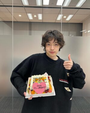 imase Instagram - なんと今日はメジャーデビュー2周年の日でございやすっ！！！🍰

あっという間の2周年でしたが、濃密すぎて5年ぐらいに感じるぜ、、、

3年目突入ということで、もっとimaseを知ってもらえるように楽曲制作、ライブ活動に励むぜいっ！！！🙌

更に加速していくimaseをこれからもよろしくぅっ！！！