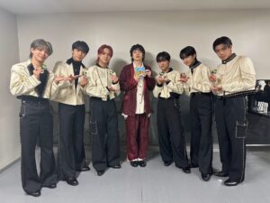 imase Instagram - レコ大でアーティストの方達とお写真撮れたぁ〜！📸
皆さん衣装もパフォーマンスもバチバチで超絶かっこいいぜよ！
お会い出来て本当に光栄だった！！

@lil_league_official @inunohone @official_jo1 @befirst__official @tbs_ongaku