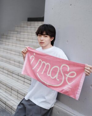 imase Instagram - 本日もグッズ写真を公開しまっす！！🙌

imase LOGO TOWEL PURPLE/PINK

Shiki MUG

Shiki RUBBER BAND SPRING/WINTER

ロゴタオルは新色！！🌸🍇

マグカップは落ち着いたカラーがリラックスタイムにぴったり☕️

そしてimase初のラバーバンドはライブの定番アイテム✌️

ぜひ4/21(日)ツアーファイナル岐阜公演でお買い求めくださいっ！🎸

photo by @nakamuran0901 

#imase_Shiki