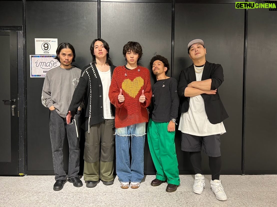 imase - 16.7K Likes - MERRY ROCK PARADE 2023最高だったぜぇいっ!!!✌️ほぼ地元名古屋たのしかったぁぁぁぁぁぁぁあい!!
最後はリストバンド忘れて止められるimase。
key. @jun_plays_pf
ba. @agurihayashibass
Gt. @morisee_acc
Dr. @ruinakatsuka