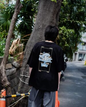 imase Instagram - 本日から「imase Tour 2024 "Shiki"」のグッズ写真を公開します🌸

Shiki T-SHIRTS / WHITE
Shiki T-SHIRTS / BLACK

キービジュアルがプリントされたツアーTシャツ！👕
ビジュアルの中に実はimaseが隠れてます🤭

ぜひ4/21(日)ツアーファイナル岐阜公演でお買い求めくださいっ🫶

#imase_Shiki photo by @nakamuran0901