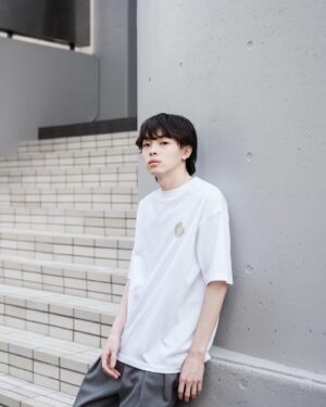 imase Instagram - 本日から「imase Tour 2024 "Shiki"」のグッズ写真を公開します🌸

Shiki T-SHIRTS / WHITE
Shiki T-SHIRTS / BLACK

キービジュアルがプリントされたツアーTシャツ！👕
ビジュアルの中に実はimaseが隠れてます🤭

ぜひ4/21(日)ツアーファイナル岐阜公演でお買い求めくださいっ🫶

#imase_Shiki photo by @nakamuran0901