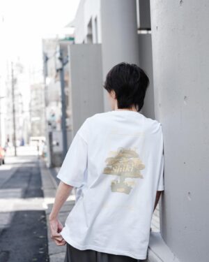 imase Instagram - 本日から「imase Tour 2024 "Shiki"」のグッズ写真を公開します🌸

Shiki T-SHIRTS / WHITE
Shiki T-SHIRTS / BLACK

キービジュアルがプリントされたツアーTシャツ！👕
ビジュアルの中に実はimaseが隠れてます🤭

ぜひ4/21(日)ツアーファイナル岐阜公演でお買い求めくださいっ🫶

#imase_Shiki photo by @nakamuran0901