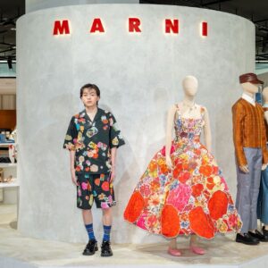 imase Instagram - 今年でブランド創立30周年を迎えるマルニのポップアップに行ってきた！✌️

“FLOWER GARDEN”がテーマで花柄のアイテムや手刺繍のアイテムがかわちい！🌸🌻

伊勢丹新宿店 本館1階 ザ・ステージにて開催中ですので是非チェックしてください！

#MARNI