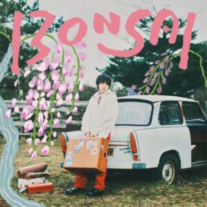 imase Instagram - 初のCDアルバム 
imase 1st Album『凡才』
をリリースします！🪴

『凡才』というタイトルには、特別歌が上手かった訳でも才能があった訳でもない“凡才”の僕が、どうしたらたくさんの方に聴いて貰えるかをたくさん考えて作った曲が詰まっている、という意味が込められています。
また、海外でも人気のある「盆栽」のように、国内外問わずたくさんの方に愛されるアルバムにしたいという気持ちを込めました。

imaseがどんなアーティストなのかを知ってもらえるような、自分にとっての名刺代わりになる作品です。ぜひ手に取って聴いて下さい！💿

▪︎ご予約
https://imase.lnk.to/bonsaiTP

▪︎特設サイト
https://sp.universal-music.co.jp/imase/bonsai

#imase凡才🪴