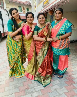 indhu chowdhary Instagram - Find out who’s the bride from these #pics #meena #serial @suntv #suntv #girlssquad @indhu_chowdharyoffl_ @minnaldeepa_official @sujatha_actress_official #happy #family watch us at 11am morning