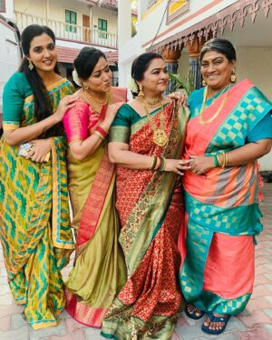 indhu chowdhary Instagram - Find out who’s the bride from these #pics #meena #serial @suntv #suntv #girlssquad @indhu_chowdharyoffl_ @minnaldeepa_official @sujatha_actress_official #happy #family watch us at 11am morning