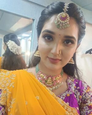 indhu chowdhary Instagram - "She was a 𝐫𝐚𝐢𝐧𝐛𝐨𝐰, but he was color blind"

Costume & Jewels By : @ravikkai_selai 

.
.
.
.
.
#sankranti#makarsankranti#festival#india #lohri#kites#kitefestival#thaipongal#indianfestival#thaithirunaal#festivemood#festiveday#ootd#indhuchowdary#meena#traditionaloutfit#lehenga#pottipongal#pongalshow#🌾