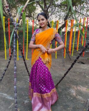 indhu chowdhary Instagram - "She was a 𝐫𝐚𝐢𝐧𝐛𝐨𝐰, but he was color blind"

Costume & Jewels By : @ravikkai_selai 

.
.
.
.
.
#sankranti#makarsankranti#festival#india #lohri#kites#kitefestival#thaipongal#indianfestival#thaithirunaal#festivemood#festiveday#ootd#indhuchowdary#meena#traditionaloutfit#lehenga#pottipongal#pongalshow#🌾