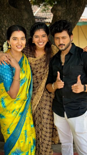 indhu chowdhary Instagram - Yema @indhu_chowdharyoffl_ ungaluku @iamjaysk ethanavadhu ???🤣🤣🤣😜🤭 
#trendingreels on #meenaserial set #instagood #instagram #instagramreels #reelsinstagram #funreels #funny #funnycouples #newpost #weekend #weekendvibes