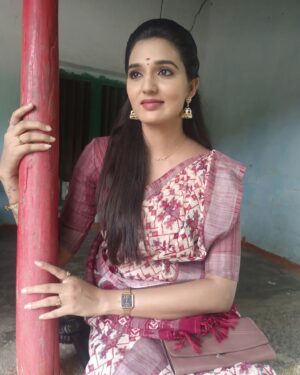 indhu chowdhary Instagram - A little lost, a lot found 🥰

.
.
.
.
#meena#suntv#satyajyothi#sunkudumbam#shootlife#meenateacher#sareelook#meena