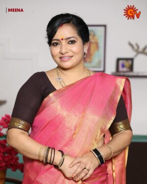 indhu chowdhary Instagram - Loved family 😍

மீனா | திங்கள் - சனி | 12 PM

#SunTV #Meena #MeenaOnSunTV #SunDigital