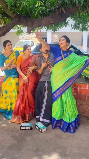 indhu chowdhary Instagram - Singer of the year 😅👌😂 Our Meena team 🥰❤️
#meenaserial #meena #suntv #stars #actors #reels #reelsinstagram #reelitfeelit #sunstars