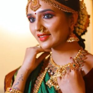indhu chowdhary Instagram - 𝐏𝐥𝐚𝐲𝐢𝐧𝐠 𝐚 𝐁𝐫𝐚𝐡𝐦𝐢𝐧 𝐁𝐫𝐢𝐝𝐞 𝐭𝐡𝐢𝐬 𝐭𝐢𝐦𝐞 ✨

𝙼𝚊𝚔𝚎𝚞𝚙 & 𝙷𝚊𝚒𝚛 𝙱𝚢: @bridal_makeup_artist_pushpa
𝙲𝚊𝚙𝚝𝚞𝚛𝚎𝚍 𝚋𝚢 : @capicture_studios_by_santhosh
𝙹𝚎𝚠𝚎𝚕𝚜 𝙱𝚢 : @@bridal_makeup_artist_pushpa
.
.
.
.
.
#brahminwedding#iyengarwedding#handloomsilkcotton#kanchipuramsilksaree#iyersaree#semisilk#madisaree#southindianbride#madisarlove#sareeswag#iyengarsaree#andalkondai#weddingwear#rawsilk#tambrahm