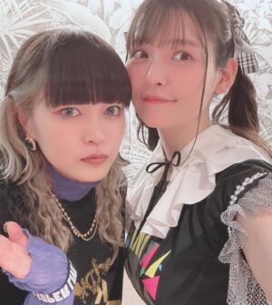 kanoeRana Instagram - 👑🦁🎤📷

#キンスパ2024 カノエラナ 両日出演させていただきました！
初めてのキンスパ、そして広い高い広い高いステージ
会場まで足を運んでくださった皆々様、遠くから気持ちを
飛ばしてくださっていた皆々様、
最強キンスパバンドの皆様、いつもサポートしてくださっているスタッフの皆様、
関わってくださった全ての皆様に！心からの感謝を！
アニメが、アニソンが、最強だ〜〜〜！！！！！！！！！！

📷上坂すみれ せんせい
カノエも珍しくカメラを起動して一緒に撮ってみたのですが
大下手くそすぎて「おじいちゃんの自撮り？？？」というお言葉をいただきました  大人しくすみぺせんせいからいただいたものを貼らせていただきます  ハオ ハオハオのハオ
すみぺせんせを裏で見つけるたびに犬のように近付いて行きました  キモくてごめんなさい モニター一番近くで食いつくように見てごめんなさい

📷angelaのatsukoさんと愛美さん(DAY2コラボ)
あつこおねえさま！！！DAY1の甲賀忍法帖でもご一緒できて…対人になると真っ白になって言葉が詰まる私をずっと明るい言葉で吹き飛ばしてくださる最強のおねえさまです！大好物のきびだんごもいただいてしまいました！本気で仲間にしてください！KATSUさんにもリハの時に嬉しい言葉をいただき、緊張から大きく救われました  本当に感謝してもしきれないお二人です ライブに行きたすぎる！！！！！！！！！！

📷愛美さんとはなんとお会いするのが初めましてで…！！！
勇気を出してご挨拶とお話しができて本当によかったです
かっこいいとかわいいの詰め合わせでとても困りました…良すぎませんか…好きにならないわけがないじゃないですか………
Helck2期組でまさか同じ舞台で声を重ねられると思っていなかったので未だ夢と現実を彷徨っております 

📷高橋洋子さん
今回初めてご挨拶をさせていただきました！！！！！！！！
緊張しすぎていて アルバムでカバーをさせていただいていることを言えませんでした！！！！ええ！だって！だだだって！
大！！緊張！！！！して！！！！ま！し！た！か！ら！！！！
勇気を出してお写真を撮っていただきました…震えて眠ります…

📷水瀬いのりさん
みなせさんとも撮っていただきました…！！！！！やはり必要なのは勇気…本編のお衣装がどえらく刺さりまして引っこ抜けませんがどうしたらよいのでしょうか…どなた様かピンセットなどお持ちではないでしょうか…拙僧アイオライト大好き侍と申します…プロフィールにとても似ている部分があるなぁと勝手に親近感を抱いております！くらりさんに興味津々です！

📷橋詰知久さん
まさかまさかまさかまさかの  同じ舞台　　！？？！？！？！
ということでお久しぶりに橋詰さんとお会いできました！
何年振りなのでしょうか…時が経つの、早すぎますね怖いです
マイクテスト中のお声で動揺を隠せず 口元をこう…ムイッとしておりました 相当滑稽な顔してたと思います…
CDもお渡しできました！！！うわーーーー！！！ソォイ！

📷七海ひろきさん
DAY2のオールラインナップにてお隣同士になり、ひたすらおいけパウダーを直火で浴びてカラッカラになり申しあげました
私の友人もライブを観に来てくれていたのですが、もれなくななみさんに骨を抜かれて帰っておりました  そりゃそうだ…
全ての所作が美しく、剣のような方だなと心の底から思った2日間でした

この舞台に連れてきてくれたのは 勇者の皆様です