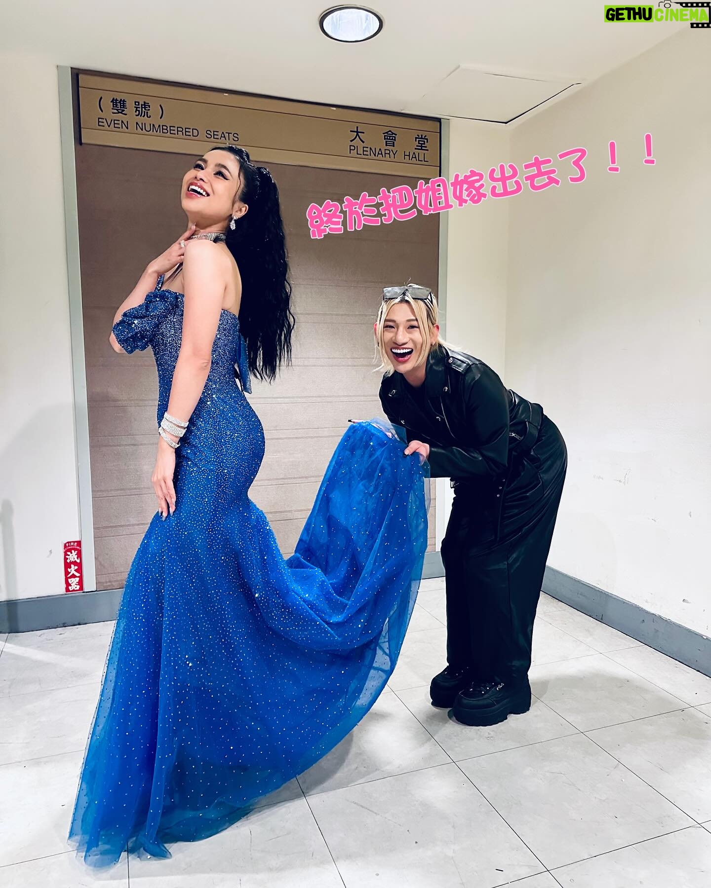 kuakua - 3 Likes - 終於把姊姊嫁出去了,完成人生大事!好感動!!終於等到這一天了!! @shenniolin
但為什麼是你先嫁,所以我不會讓妳太漂亮😂😂😂
我才是真正的新娘👰!! @york0510 娶我!!🤣🤣
#新娘 #開心 #搞笑