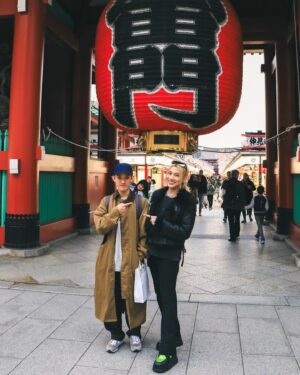 kuakua Instagram - 原來一個人旅行那麼棒！！你們知道嗎？

這天遇到來自台灣的朋友，就索性麻煩他幫我拍了一些高清這篇照片！！

不知道從什麼時候開始一直都一個人旅行✈️，因為可能受夠了太多意見，跟配合別人了吧！

當然不熟悉的地方我還是會跟朋友一起，但就是限定3個人以內！！😂太多人一起我真的不行❌

🩷一個人旅行的好處🩷
1.我可以決定自己幾點起床，沒有時間壓力
2.我不需要塞滿每個行程，好像不會來第二次一樣
3.我不用為了要吃什麼而煩惱，因為我甚至可以不吃
4.我可以逼自己放開心胸認識新的人事物
5如果有豔遇直接可以被帶走不用顧朋友🧑‍🤝‍🧑👭👫

哈哈哈大家覺得哪一點最棒呢？

#獨旅 #旅行 #開心 #快樂 #好玩 #雷門 #一個人