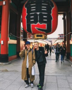 kuakua Instagram - 原來一個人旅行那麼棒！！你們知道嗎？

這天遇到來自台灣的朋友，就索性麻煩他幫我拍了一些高清這篇照片！！

不知道從什麼時候開始一直都一個人旅行✈️，因為可能受夠了太多意見，跟配合別人了吧！

當然不熟悉的地方我還是會跟朋友一起，但就是限定3個人以內！！😂太多人一起我真的不行❌

🩷一個人旅行的好處🩷
1.我可以決定自己幾點起床，沒有時間壓力
2.我不需要塞滿每個行程，好像不會來第二次一樣
3.我不用為了要吃什麼而煩惱，因為我甚至可以不吃
4.我可以逼自己放開心胸認識新的人事物
5如果有豔遇直接可以被帶走不用顧朋友🧑‍🤝‍🧑👭👫

哈哈哈大家覺得哪一點最棒呢？

#獨旅 #旅行 #開心 #快樂 #好玩 #雷門 #一個人