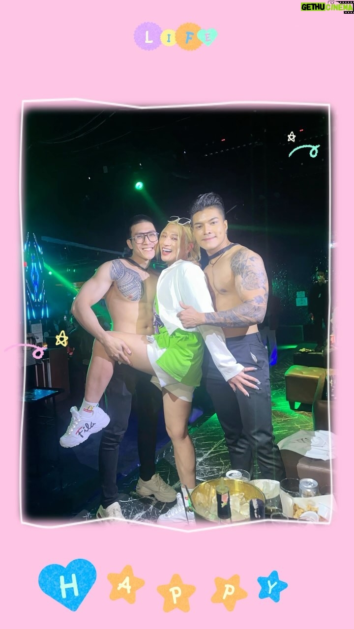 kuakua - 3 Likes - 🎂🎂Happy birthday 🎂🎂❤️🧡💛💚💙💜🌈
謝謝 親愛的朋友幫我過生日,不可能生日都在韓國、泰國渡過吧!
太開心了!!! 謝謝 @benwooooo @amanda_itsme @no_one_at_hom3 幫我搶先過生日🎂🎂🎂🎂
謝謝 @hwahwa_chinadolls 親愛的姐姐每次來泰國都會照顧我,真的很開心認識你,還幫我過生日🎊🎊🎊🎊
最後的泰國猛男秀太厲害了,覺得自己好像小公主呀!!太喜歡了,我不想回家了!🤣🤣🤣🤣
#生日快樂 #happybirthday #korea #thailiian #artist