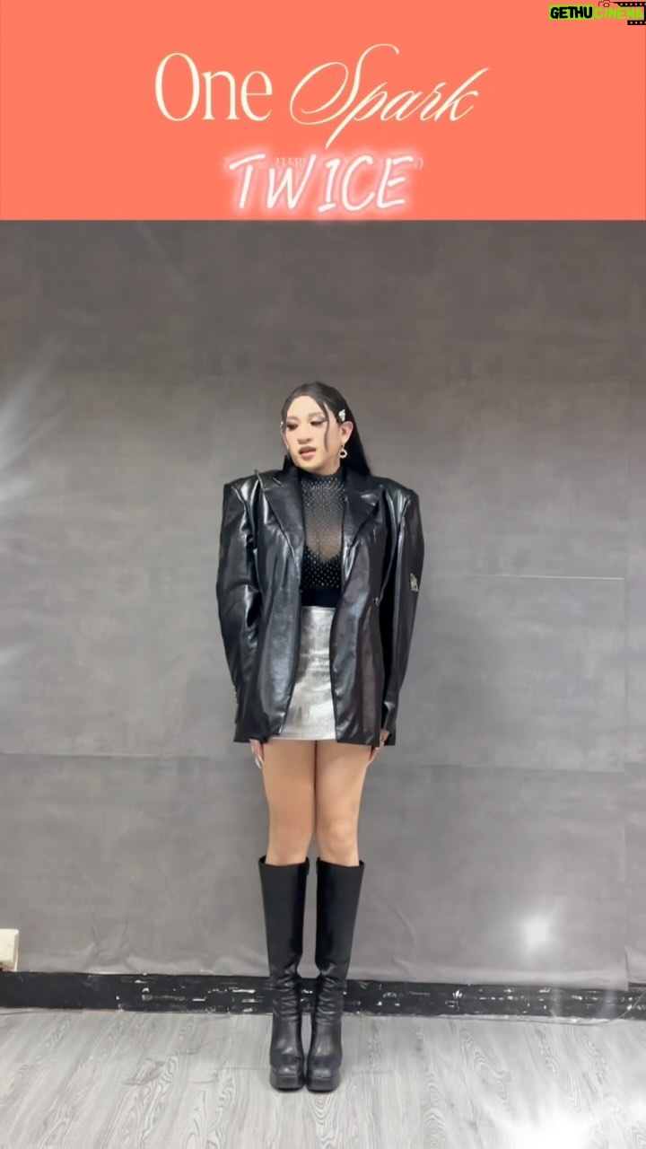 kuakua - 3 Likes - TWICE 新歌「ONE SPARK」來囉昨天發行今天馬上跳!!
重點是子瑜真的太美麗了,今天不小心跟子瑜撞髮了🤣
真的是一模一樣呢!!我想大家也都傻傻分不清楚了吧!😂😂
@thinkaboutzu @twicetagram
#onespark #twice #dance #once #challenge