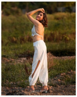 netri nisarg trivedi Instagram - Summer🌼
In frame  @netritrivediofficial 
Styled by @pushtiiii__ 
Jewellery by @shop.houseofchi 
Captured by @haritosh.bhatt