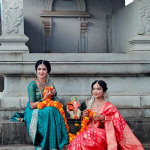 nithya gowda Instagram - Isn't it's a festive vibe✨? 
Mua @makeoverwithsahana_gowda 
Photography by @abhilash_arnekar_photography 
Co-model @sushmithamanjappa 

#ganpatibappamorya #festive #goodvibes #nithyagowda✨