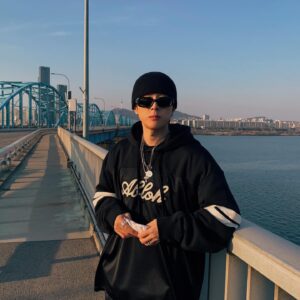 pH-1 Instagram - 뉴욕에 살때 제일 친한 형이랑 래퍼되는 상상하며 맨날 듣던 다듀 형들의 10집 pt.3 타이틀 ‘피타파’에 제 랩이 들어갔어요..

i used to daydream about working with these guys back in NY, and to lay a verse on their 10th album is wild 🤯

@gaekogeem @choiza11 🐐🐐 오래오래 해주세요 감사하고 다시 한번 영광이었습니다!!! 2024 LOOKIN GOOD ALREADY