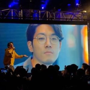 tofubeats Instagram - DOUBLE:ありがとうございました！
透過ディスプレイとhuez @huez_official さんのVJでAI tofubeatsと共演したりかなり不思議な演出していただきました。

29日まで配信チケットもあるようです。是非どうぞ。
https://live.au.com/alpha-u/live/356/