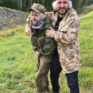 Андрей Старый Instagram - Помните в школе писали сочинение на тему: как я провел, что делал летом? ☀️Так вот, сегодня будет пост на тему, что я собирался, но не сделал этим летом.
В прошлом году мы с Даней ударились в байдарочный спорт🚣🏼. Ударились так, что Данек накупил сто и одну байдарку и мы постоянно сплавлялись по рекам и водоёмам лен.области. Скажу сразу, все байдарки,  что купил Даня, абсолютно не предназначены для той местности куда мы ездили сплавляться . 90% всего времени не мы плыли на них, а мы их тащили через буреломы на своём горбу. Но все же это было весело🤪. Мы даже умудрились снять два ролика про походы! ⛺️
В итоге, по окончанию сезона было решено, что в этом году мы увеличим и улучшим парк байдарок и уделим сплавам ещё больше времени…. И вот уже конец сентября, и как вы думаете, много мы рек прошли? Ни одной! Скажу больше, я в этом году и в лесу то не был! Даже рядом не проходил. Конечно, этот летний сезон был насыщен другими событиями. Но все же так бездарно просрать такое лето! Это нужно иметь талант.
Короче вот сухой список того, что я хотел но  не сделал: 
-не купил ультра крутую байдарку рюкзак🎒 
-не разу не поехал в сплав 🛶
-не разу не ходил в поход🏕
-даже у леса не был🌲
-не разу не поехал на рыбалку! 🎣Это вообще кощунство уровень пиздец!
-не купался! 🏊🏻‍♂️Как вообще это возможно!
-не ездил за грибами! 🍄 
Мдааааааа! Андрей официально, объявляю лето 21го просранным!💩
Можете писать в коменты, что вы планировали но не сделали этим летом. Посмотрим, кто из нас круче!
Всем хорошей пятницы!)