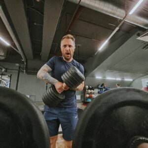 Андрей Старый Instagram - Всем доброе утречко. Ну что, с понедельника новая жизнь? 
Сегодня хочу поговорить с вами о спорте 🤸🏽‍♂️. Но давайте зайдем немного с другой стороны. Все знают что спорт, это хорошо и полезно. Об этом сто раз уже сказали до меня. Так что давайте сегодня поговорим, о не любимых упражнениях и видах спортивной деятельности. У каждого наверняка есть такое, что ты делаешь через силу и не хочу😬. Но делаешь :)!
Первое и пожалуй самое нелюбимое с школы, это подтягивания.Знаете это тот случай, когда ты абсолютно не понимаешь в чем смысл данного мероприятия? Что это тебе даст по жизни? Если быть честным, то ответа я так и не получил до сих пор. В школе по подтягиваниям долгое время у меня была стабильная двойка. Но в какой-то момент, я понял, что я достиг дна в этом направление и мне все же пришлось заставить себя научиться подтягиваться и сдавать нормативы. Короче прогнулся под систему. Сейчас подтягиваюсь отлично, но все так же не понимаю нахуя я это делаю🤷🏼‍♂️. 
Второе,и пожалуй настолько же непонятное мне, спортивное действо - это бег🏃🏽‍♂️. Да, я в курсе, что после 40 минут бега открываются все чакры и вы словно просветленный Будда видите мир под углом в 420 градусов. Но, есть одно но! И это эти первые 40 минут. Что мне делать все это время? Чем мне себя занять? Я за первые 10 понимаю как мне плохо и тяжело, а ещё остаётся 30ть! Я конечно нашёл для себя лайфхак, это ходьба или беговая дорожка. Но давайте признаем честно, бег это невероятно скучно! Хоть и полезно.) 
И третье, это присед с штангой🏋🏼‍♂️. Я вообще ненавижу день ног! Да, я знаю что без ног не будет  прогресса в остальном. Но это же день ног! 😅
Короче, приседания со штангой, это ещё та залупа. Каждый раз, когда я подхожу к снаряду, мне хочется плакать. И причина в том, что я вечно делаю его неправильно. То спина не полностью выгнута, то сажусь не до конца. То просто я котик и у меня лапки😸. Наверное это одно из тех упражнений, что я уже кучу времени не могу нормально освоить и меня это сука бесит! Очень бесит! Вот прям очень!!!)
На сегодня пожалуй все. ) всем хорошего дня и физкульт привет!
И пишите в комменты свои нелюбимые виды спорта и упражнения, и лайфхаки как побороть нелюбовь к ним.)