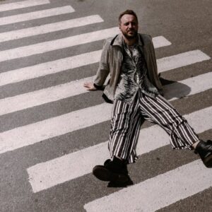 Андрей Старый Instagram - Заметки наркомана 26
Ну что, вот почти и прошёл год без наркоты. Уже 11 месяцев, как я чист. Для кого-то это много, а для кого-то только начало пути. Всё, как говорится, в этом мире относительно. Но сразу хочу сказать, что чувствую я себя сейчас просто великолепно. Но самое главное, моё ментальное здоровье потихоньку приходит в норму. 
Но давайте к делу. Я очень часто слышу последнее время, после того как люди узнают, что я завязал, фразу: а как ты расслабляешься……
...занавес...
Если честно, меня уже пугает то, что многие люди считают наркотики и алкоголь неким волшебным средством для снятия напряжения и стрессов. Раньше я не придавал этому значения. Даже так, мне было похуй. Вещества для меня были ничем иным как побегом от самого себя, и я их не рассматривал как что-то, что может меня расслабить после тяжелого трудового дня. Мне кажется, это самое тупое что вообще может быть на свете! Давать на откуп свое нервное и моральное напряжение алкоголю и наркотикам…
Но давайте я все же попробую ответить на этот вопрос с позиции себя сегодня. Может, кому-то будет полезно
-как ты расслабляешься?
Например я могу спать по несколько суток. Это наверное лучшее расслабление, что может быть на свете. Просто тупо спать все выходные. Никаких тусовок, вечеринок и тд. Только ты, кровать и мягкая подушка.
А ещё можно ходить, много ходить и просто изучать окружающий вас пейзаж. Кстати Москва отлично для этого подходит, со своим откровенным безумием в архитектуре.
Много работать. Не поверите, если вы на своём месте и любите то, чем занимаетесь, То работа, это лучшее расслабление. Сейчас я больше напрягаюсь, когда не на съемках или не в офисе. В такие моменты я предпочитаю спать.)
Спорт, он никуда не делся. Но сейчас у меня небольшой отдых от него. Так как я почти год занимался по пять дней в неделю и немного выдохся. 
Эх, видеоигры. Ничто не разрушает голову как несколько каток в форточку. Это отличный антистрес. Посидел, прокричал на экран. Профит.
Пс: если вы вдруг заметили за собой, что снимать стрессы и напряжение с помощью алкоголя или косяка для вас стало нормой, то бегом к аналитику. Поверьте мне, это очень плохой звоночек. И вообще, дно намного ближе чем вам кажется.
Всем сил