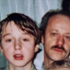 Андрей Старый Instagram - ВАЙБ ТВОЕГО БАТИ 🤠
Я думаю, многим знакома такая картина: вы в детстве заходите в комнату, а ваш батя или дед дрыхнет под орущий телевизор. Знакомо? 🤔
У меня отец постоянно засыпал под телек, он включал его и уже минут через десять и храпел. И неважно день это был или ночь. Он мог даже уснуть сидя на стуле…. Это конечно уже не нормально, но мой отец не был нормальным. Но вернёмся непосредственно к самой зависимости сон-телевизор📺. Меня всегда интересовало, как это работает? В чем кроется загадка так называемого - вайба бати? 🤠
И кажется, сегодня я знаю ответ!
Так произошло, когда я был на ребе, мой сон пошёл по одному месту. Я тупо не мог спать. И что бы не глядеть в потолок полночи, я стал смотреть ютуб. Какие то ролики меня раздражали, какие-то наоборот, поднимали активность, а какие -то, я заметил,  меня успокаивали и постепенно я засыпал. Причем к последним относятся все ролики по околоигровой тематики. Конечно, я все это определил не за одну ночь. Мне потребовалось на это несколько месяцев🌙. Но в итоге, я стал быстрее засыпать под определенную подборку роликов. На то , что у меня раньше уходило пару часов, теперь мне давались минут за 20-30. На тот момент это было очень круто! Ты врубаешь ютубчик, ложишься и вот уже храпишь - профит! ….
Вот только кто тогда мог знать, что мой мозг, за достаточно короткое время выработает зависимость от ютуба, и словит батин вайб. Что я не смогу нормально засыпать без него!..... на данный момент, я не могу уснуть без включенного ролика. Нет ролика, нет сна! Конечно, я вышел из самого жёсткого пика, когда у меня стоял автоплей и всю ночь мне в ухо фигачили обзоры и летсплеи. Но все равно, я засыпаю под ролик-два🤦. 
Но самое смешное, когда я просто сижу, например в офисе, смотрю какой то обзор и тд., меня постепенно начинает клонить в сон!
Пс: а теперь такой вопрос знатоки: у кого так же и хули с этим теперь делать? Свои ответы и предложения пишите в комментарии.
