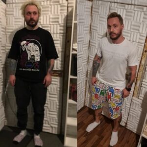 Андрей Старый Instagram - Одно место и год разницы!
На днях приехал на студию, на запись и вспомнил, что год назад фоткался на фоне этой двери для чего то. И вот решил сделать похожую фотку и посмотреть прогресс.... кажись это вообще два разных человека! 
Правый или левый?)))
Пс: только футболку чем то зафакал! Не отстиравыется теперь не хрена.