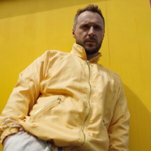 Андрей Старый Instagram - Заметки наркомана 18
Наркотики неравно творчество.
Давайте сегодня коротко, в форме заметки. Потому как я осознал насколько это огромная тема и поста будет мало.
Так что тезисно. И по этому прошу в комментариях покидать по этой теме конкретные вопросы и возможно именно сейчас я созрею на первый разговорный видос.
1.Запомните простую истину сынок: если ты не можешь что то в творческом плане сделать трезвым, то уж точно ты это не сделаешь под веществами. Не нужно себе выдумывать, что пилюльки откроют третий глаз и ты станешь гением. Гениев делает методичный и адский труд, а не боян. Всё что показывает в кино, это полная хуйня и чушь. Поверь мне… хотя тебе похуй, никто не учиться на чужих ошибках.
2. Возможно на первых порах вещества дадут тебе чувство всевластия и полного контроля ситуации. Но как говорится, ничего не бывает просто так! Физика и тут беспощадная сука) с каждым днем чтобы вернуться в это состояние, тебе нужно будет больше и больше. Пока это не заполнит тебя полностью, выдавив из тебя все хорошее, высушив тебя полностью. И ты больше не сможешь творить…. Привет духовная смерть… но это будет потом... так что тебе похуй, ты сам решаешь что и как! Ты же умнее все;)
3. Девяносто процентов идей что приходят под веществами, полный бред и только самый конченный это будет пытаться претворить в жизнь. Ещё девять процентов никогда не будут реализованы, по причине - потому что! И только один процент может чего то стоить. Я не уверен что ты настолько удачливый;) хотя можешь попробовать. Но я забыл сказать, что эта статистика за всю жизнь, а не за один вечер посиделок с твоими тупыми друзьями.
4.если бы все наркоманы и алкоголики были бы гениями, виртуозами и владыками слова, то мир шоубиза обесценился в считанные дни. Так что как говорится: многие великие имеют грешок употребления, но не многие употребляющие великие. А может так и не говорится, и я это придумал вот только что. Короче не тешь себя надеждами, и смотри пункт первый. Хотя я уверен, что тебе похуй и ты сам разберешься) ты же умней всех.
!!!ФИНАЛ В КАРУСЕЛИ!!!
Ph:@aleksandr_piletskiy 
Шмот:@shutov_v