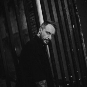Андрей Старый Instagram - КТО Я? 
Такой простой с первого взгляда и такой бесконечный в своей сути, ломающий и перемалывающий кости и хрящи, растирающий все мечты и надежды в хрустальную пыль, переворачивающий в один момент все с ног на голову вопрос… идеальный ночной кошмар для миллиона бесцельно существующих мартышек. Мы боимся этого вопроса, мы боимся даже лёгкой мысли о нем… потому что в попытки ответить на него, нам придется опуститься на самое дно нашего личного ада, заглянуть в глаза самому большому и страшному демону…. Заглянуть в глаза самому себе….
На протяжении многих лет, я изводил себя этим вопросом. Иногда мне казалось, что внутри меня нет и капли пустого места, все заполнено жаждой ответить на этот вопрос. Жаждой, что в итоге, медленно но верно, трансформировалась в самобичевание и подлинную ненависть к себе, абсолютное разочарование и презрение….Приправленное бесконечной  жалость.
А если без этой псевдо литературной херни, то я просто напросто в какой то момент перестал любить себя, а самое главное уважать то что я уже сделал и достиг. А перестав делать это я в момент обесценили свои будущие достижения и заслуги…. И вот она, поприветствуйте, мёртвая бесконечность тебя…..
-тони, сынок, тони! Никто тебе уже не поможет! Всем плевать на тебя сынок!
Сейчас, это явление я называю Ловушкой для гения. По одной простой причине, что часто в неё попадают творческие люди, люди связанные с интеллектуальной деятельностью. Ну уж, что поделать, так нам повезло… но чтобы не огорчать вас, я скажу сразу, попасть в неё может каждый…. А вот вылезут уже далеко не все. И это пожалуй самый печальный момент во всей этой истории. Так как это болото не имеет дна и как правило те кто ушли в него уже с головой, этого факта не осознают. Они будут опускать все ниже и ниже, пока что то с треском стекла не сломается…
-сынок, твоя остановка...все...ты свободен!
!!!ПРОДОЛЖЕНИЕ В КАРУСЕЛИ!!!
PH:@marrrrfusha
STIL:@shutov_v