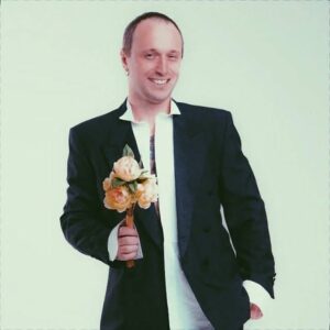 Андрей Старый Instagram - Доброе утро, дорогой мой друг☀️. Как и обещал, продолжаю посты про свои зубы 🦷. Сегодня поговорим про то, как мне устанавливали импланты.
Кто не вкурсе, импланты это такие а-ля шурупы, если деревенским языком, что вам вкручивают в костную ткань челюсти в то место, где раньше был ваш зуб. И уже на них ставят красивые новые зубные коронки. 
Процесс их установки, это отдельная песня. Вам высверливают отверстия, всё в той же челюсти. А потом накидным ключом с трещеткой закручивают имплант . В этот момент, ты себя ощущаешь машиной на ТО🛠. Если брать ощущения, то это пожалуй намного страшней звучит, чем ощущается. Если сравнивать стоматологические процедуры по противности, то пульпирование нерва намного противней. Я бы сказал в разы😬. 
Короче мне махом установили 6 штук и поставили расширители десны. Вот это я до конца не понял что такое🤷🏼‍♂️. Но ощущал я их пару недель очень ясно. Вообще скажу так, первые пару недель после установки будут ещё те. Я с трудом ел, ныл весь рот.  
Хочу сказать сразу, есть некий процент не приживания импланта. Тут причин много. У меня есть знакомый, у которого они просто тупо не приживаются и по итогу вываливается. Такой у него организм. У меня тоже случился с одним косяк, когда уже поставили коронку, он решил что ему лень и ливнул) я конечно обосрался сначала. Но мой врач @aleksshramko сказал: не сать, все будет красиво! Короче, сейчас уже все на месте, стоит и не парит мозг. 
Наверное, самое сложное и болезненное было, когда мне поставили коронки. Я первую неделю хотел просто придти и снять их нахер! У меня адски болела десна, так как коронка должна плотно прилегать, то они отдавливают десну. И это было пипец, у меня ревело все от боли .  Мне было неудобно спать, есть, пить и былоо очень боооооооольно. Короче в это время я люто ненавидел свои новые зубы!
На сегодня думаю хватит. В следующую среду расскажу как спилились зубки под виниры и временную челюсть.
Ну и самый главный вопрос: а вы как относитесь к походам к стоматологу? Боитесь или нет?
Отличного дня и берегите зубы.👨🏼‍⚕️
За фото отдельное спасибо @alina_pasok )