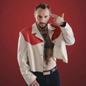 Андрей Старый Instagram - Всем хай! Давно не писал. Исправляюсь. Сегодня одна воспитательно-поучительная история из детства.
Я всегда был ноющим ребенком. Я ныл наверное до класса 7го. Ревел и пускал сопли пузырями, как девка по любому поводу и без повода. Сложно сказать в чем была причина… в детских психологических травмах или то что меня по факту воспитывали три женщины… как там было в бойцовском клубе: мы поколение мужчин воспитанное женщинами. Может все что нам надо, это ещё одна женщина?
Короче фак остается фактом, я был плаксой. И это было объектом насмешек и издевательств для всех вокруг, даже для друзей… меня доводили до слез кажется все, иногда у меня начались адские истерики и это только подзадоривала окружающих… сейчас пишу и думаю вот это жесть как есть… но что было, то и похуй. 
Но как это бывает в сказке. все изменилось в один день. Это был поход с школой, и как всегда меня все провоцировали, а я ревел. И так по кругу… иногда доходило до побоев…. И вероятно в какой то момент, это все надоело моему физруку... скажу сразу, он всегда создавал условия чтобы мне было тяжелее, не давал спуска… и я его ненавидел тогда за это…. Сейчас я прекрасно понимаю чего он хотел добиться…
Короче его это достало и он предложил мне прогуляться до фермы зубров. Он взял ещё несколько человек и мы пошли. С начала это было круто, мы шли и меня никто не трогал. Но постепенно я понимал что идти до сраных Зубров неимоверно долго…. И я начал опять скулить и ныть. Я просил развернуться и пойти обратно… на что наш физрук говорил лишь: ну если хочешь, можешь пойти назад сам. Ну или оставайся здесь. 
Понятно, что я этого не сделал бы…. Так что все что мне оставалось, это сопли и слезы…. 
В итоге мы пришли, через пару часов, к зубрам… это были просто зубры, что пялились друг на друга, и жевали траву…. Все! Просто, нахуй, 5 волосатых коров по середине поля! Наверное я тогда ненавидел всех и вся! Но самое главное было после. Мы отправились назад, и я уже будучи в предвкушение этого пути начал подвывать. Как вдруг мы сменили направления, прошли несколько поворотов и оказались фактически у лагеря!!!! 
Нахуй! Вот что я тогда подумал! Нахуй вас всех! Нахуй!
!!!ФИНАЛ В КАРУСЕЛИ!!!