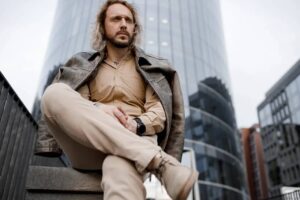 Андрей Старый Instagram - Заметки наркомана часть 12
Сегодня у нас временные отрезки ребелитации.
Я уже говорил, что большинство пишут что первые пол года самые жесткие и сложные на пути выздоровления. Но я бы разделил эти пол года на более четкие сегменты.
1-3 месяца: если описать в двух словах, то ты вообще нехера не понимаешь, что с тобой происходит. Мощнейшие эмоциональные качели и постоянное желание вернуться на прежнею дорожку. Агрессия и паника, сменяется кошмарными депрессиями и суициидальными настроениями. Без помощи врачей и фармы, эти три месяца вывезут немногие.
4-6месяц: мозг встаёт на место, ты начинаешь мыслить трезво и уже отдавать отчёт себе и своим действиям. Начинается прилив сил и желание жить и работать. Но эмоционально всеровно штормит. Ты как маленький кораблик в океане. Тебя бросает, переворачивает, но ты не сдаёшься. Понятно, что кто то не вывезет, но для многих пройденный путь уже начинает иметь значение и вес. Фраза: "я уже до хуя сделал" становится девизом.
6-8 месяц: я только взобрался на это плато, и вот что скажу…. У меня снова были ломки. Три дня к ряду я просыпался в мокрой, от холодного пота постели. Про сны я уже говорил, их реализм, и как они мешают. Если не читали, то смотрите предыдущие посты. Как говорят многие, это финальная черта и дальше уже будет намного легче. Но пока, очень странные ощущения, вроде все отлично, но иногда так накатывает, что глаза на лоб лезут. По эмоциональной составляющей: часто хочется просто спрятаться, исчезнуть на время и максимально прекратить со всеми общения, снова начинают раздражать мелкие вещи и проблемы. С другой стороны, если у тебя хорошие настроение, то оно и будет хорошим, больше нет этих скачков, как раньше. Но тоже самое и с плохим, если херово то в квадрате. И согнать его не выходит никак. 
Пс: с алкоголем проще, уже даже и не тянет. Прошёл год как я не пью и не собираюсь, но подшивку продлю точно. В этот раз буду на 5 лет ставить. Не хочу испытывать судьбу, так сказать.
Сегодня вот такой пост, чисто заметки. Плывёт дальше, всем добра и сил. Продолжение следует.
Ph:@aleksandr_piletskiy
Отдельное спасибо @shutov_v