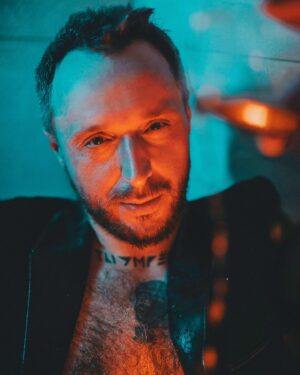 Андрей Старый Instagram - Заметки наркомана 27 - я в полной жопе.
Сегодня я попробую провести некую черту, сразу скажу - условную, между когда человек в жопе, но ещё можно довольно безболезненно соскочить, и все карапузики, приплыли. Сразу скажу, данные выводы основаны на личном опыте и возможно у вас есть свое мнение по этому поводу. Так что прошу его озвучить в комментариях, а я начинаю.
В основном в своих заметках я говорю о моем взаимоотношения с рекреационными веществами. Что это и с чем их едят? Ну если дворовым языком, то это все что может разогнать унылую вечеринку на все сто. К ним относятся даже алкоголь и кофе!;) так что поборники двух бокалов красного вечером, можете идти лесом. Короче рекреационные вещества, это с чем мы знакомимся на вписках, вечеринках, то что позволяет нам быть более коммуникабельным, веселым, получать от происходящего больше эмоций и ощущений. Также на короткой дистанции группа этих веществ как бы вроде и не опасна, они не вызывают моментального привыкания, у них короткий период вывода из организма и также короткий период восстановления вашего организма после их употребления. И вообще, многие даже могут не понять, что это с ними произошло и вообще нахрена это им. Если с вами так было, то ставь плюс, и я вас поздравляю, природа вас наградила супер силой - назовём ее иммунитет от зависимостей. Кангрутелейшен так сказать, ну а мы движемся дальше. 
!САМОЕ ИНТЕРЕСНОЕ В КАРУСЕЛИ!
Ph:@pmackarov
