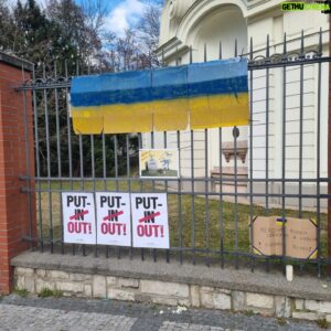 Игорь Линк Instagram - Российское посольство в Праге теперь выглядит вот так. Put out!