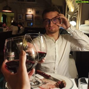 Игорь Линк Instagram - Сижу в бистро рядом с домом, пью крымское вино после сытной шавермы на тарелке
