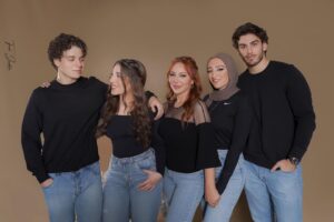 سوزان نجم الدين Instagram - سهير❤️سارة❤️ حيان❤️ حازم❤️ 

أحييتو روحي بهالإجازة..وعشت معكن أحلى وأعمق تفاصيل الحياة..
تفاصيل انحرمنا منا سوا لسنين طويلة😔
بس الله كبير وقدرتو أكبر بإنو يجمعنا سوا من وقت للتاني لبين مايتحقق الحلم الأكبر ونبقى سوا على طول🙏

بدي ياكن تعرفوا انكن هبتي الأكبر من الله..
وانكن عزي وسندي وفخري وثروتي الحقيقية بالحياة..وإنكن الدافع الحقيقي اللي بخليني كمل رحلتي وكفي رسالتي كأم وكفنانة وكإنسانة بكل حب وفخر واعتزاز🙏

سلمتكن لواحد أحد وأودعتكم عندو أمانة لبين مانرجع نلتقى من جديد🙏
ربي يحفظكن ويحميكن ويحقق أحلامكن ونواياكن ..
يانبض الروح ومهجة الحياة❤️❤️❤️❤️

كونو بخير لحتى كون🙏

#سوزان_نجم_الدين #suzan_najm_aldeen #souheir_atassi @sara__atassi @hayanatassi @hazematassi #syria #america 

شكراً من القلب لكل من:

‏Photographer: @Tarekjan_photography 
‏Makeup: @makeup_joudi_gha
‏Hair : @qusay_ghanam_hair
‏Dicor: @Newidea_by_omar