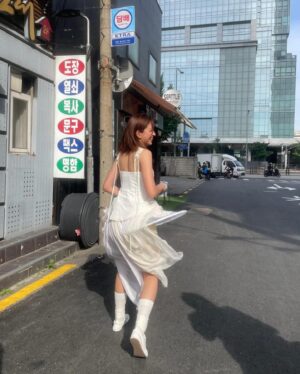 9m88 Instagram - 早安🌞 一起去散步吧^-^
空氣感88 Strolling in Seoul w. @vislamag 💛 
DMZ的隔天我們在首爾街頭拍了照片 太陽非常大還遇到一位奶跟我嘰哩呱啦講了一堆 覺得很可愛☺️ 很喜歡這個不尋常的空氣感捕捉🪽

Who can translate what 할머니 was saying?🫶🏼 It was a pleasure to shoot with the coolest Visla mag, who already shared my music with Korean readers when I was just putting out my very first singles. Now the dots are all connected, ty @beamz.kr and shooting team for letting it happen! I really hope to explore Korea with my music soon!