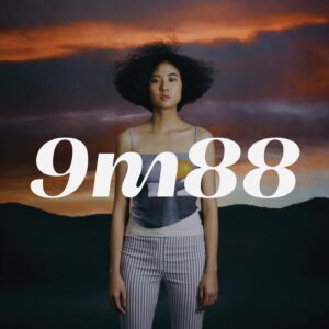 9m88 Instagram - 在2016年底，我跟Leo王寫了那首歌以後，讓大家開始願意把目光跟耳朵借給我，從此成為了9m88。

從2017年開始，許多圈內外的朋友給在紐約唸書的我很大的關注跟勇氣。很多我不知道可以的事情都陸陸續續發生了。還記得小時候在日記裡寫下：「好想當歌手喔，但是好像辦不到」其實我一直都不相信，有天人生真的有這個選項，一個我願意主動付出，還有不停灌溉的事情。

歷經了接近3年他們所謂的「出道」，我在沒有大公司幫助下，集結身邊很多人才，做出了在20歲後半的第一張全創作專輯，邊寫下這句話時心臟還砰砰跳的！這是我人生目前的日記還有對生活的期許。我希望大家能在這個作品得到出口，接收到安慰與紓解，也能在那種放手一博的狀況下與我歡慶人生。

歌手是一個多有趣又幸福的工作啊！一道光灑下來，旋律與節奏承載著好多人的目光跟魂魄，緊抓著每個當下的流動，在台下看演出的我都會不禁流下淚來。希望我的這張作品能夠跟你們分享些什麼，帶你們往前繼續追尋，謝謝！♥️ Love,
9m88

9m88第一張創作專輯
《平庸之上Beyond Mediocrity》
7/8 開始預購 加贈神秘禮
8/8 正式發行（密切注意FB與IG訊息）

#平庸之上  #BeyondMediocrity #9m88